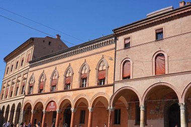 Mavi gökyüzü olan eski tuğla bina