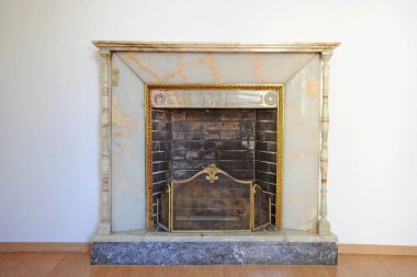 Eski model şömine evde.