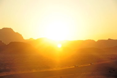 Çölde gün batımı 