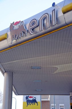 Milano, İtalya 19 Şubat 2019 - Benzin ikmali için Eni benzin istasyonu, yeşil benzin fiyatlarının yükselmesi - konut, logo ve imza civarındaki şehir merkezindeki benzin istasyonu