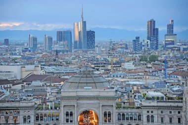 Şehirdeki modern ve eski binaların havadan görünüşü