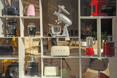 Milan, İtalya 15 Şubat 2019 - Smeg mağazası ve logosu