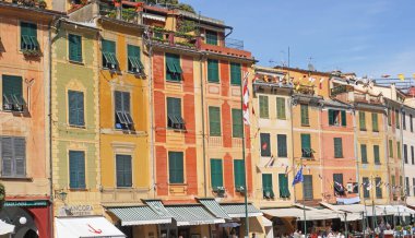 Köy manzarası, İtalyan binalarının cepheleri. 