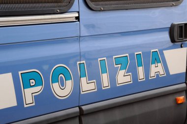 Milan, İtalya - 12 Şubat 2019: Duomo Katedrali 'nde polis kontrolleri - turist akışını, güvenlik operasyonlarını ve terörle mücadele kolluk kuvvetlerini kontrol eden araba ve kamyonetli polisler