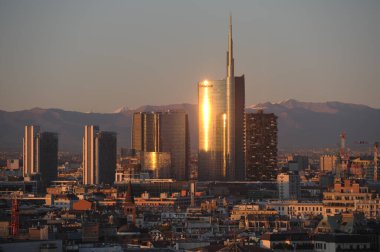Avrupa, İtalya, Milan 15 Aralık 2019 - Duomo Katedrali, Vittorio Emanuele Galerisi ve dağlı Unicredit kulesi gökdelenleri 