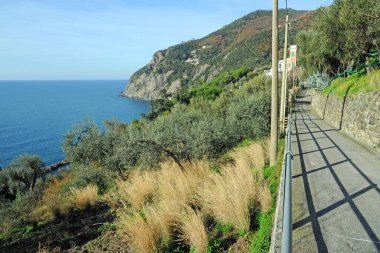 Deniz manzarası ve betondaki dağlar, Yunanca