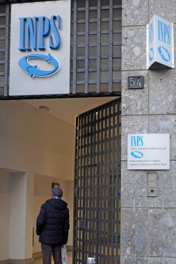 MILAN, ITALY - 13 Ocak 2020: İtalyan INPS ofisi cephesi, INPS Istituto Nazionale della Previdenza Sociale olarak da bilinir.