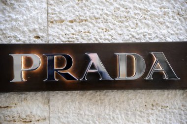 Milan, İtalya 12 Şubat 2019 - Prada mağazası ve logosu 