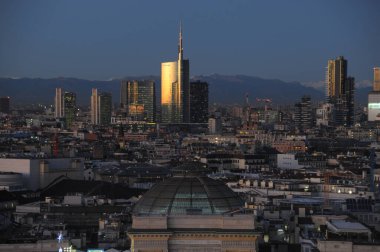 Avrupa, İtalya, Milan 15 Aralık 2019 - Duomo Katedrali, Vittorio Emanuele Galerisi ve dağlı Unicredit kulesi gökdelenleri 