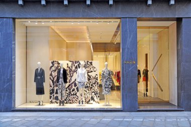 Milano, İtalya 12 Şubat 2019 Krizia butiği ve logosu della Spiga