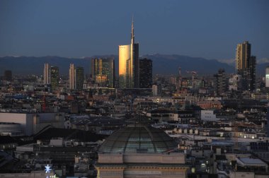Avrupa, İtalya, Milan 15 Aralık 2019 - Duomo Katedrali, Vittorio Emanuele Galerisi ve dağlı Unicredit kulesi gökdelenleri 