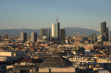 Avrupa, İtalya, Milan 15 Aralık 2019 - Duomo Katedrali, Vittorio Emanuele Galerisi ve dağlı Unicredit kulesi gökdelenleri 