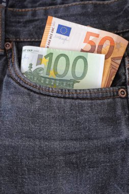 Pantolon cebinde euro banknotları