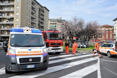 Milano, İtalya 19 Mart 2019 Ambulans, itfaiyeciler ve sağlık araçları bir trafik kazası mahalline geldi