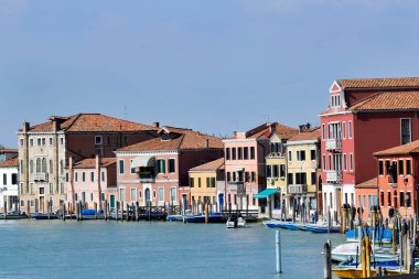 Sokak manzarası, Venedik nehrindeki eski binaların cephesi.