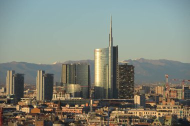 Avrupa, İtalya, Milan 15 Aralık 2019 - Duomo Katedrali, Vittorio Emanuele Galerisi ve dağlı Unicredit kulesi gökdelenleri 