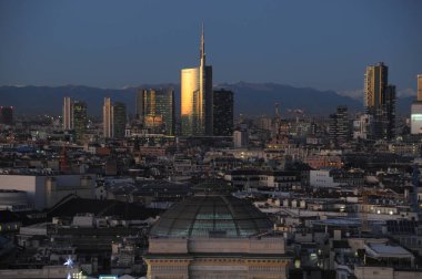 Avrupa, İtalya, Milan 15 Aralık 2019 - Duomo Katedrali, Vittorio Emanuele Galerisi ve dağlı Unicredit kulesi gökdelenleri 