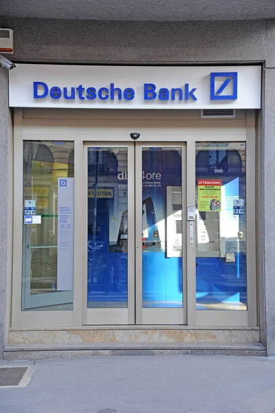 Milan, İtalya 19 Şubat 2019 - Deutsche Bankası logosu ve imzası