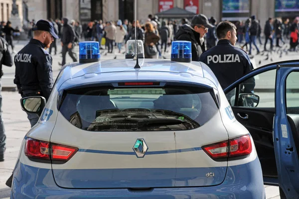 ミラノ イタリア12 2月2019 ドゥオーモ大聖堂の警察チェック 車やトラックの警察官は 観光客の流れを制御します — ストック写真