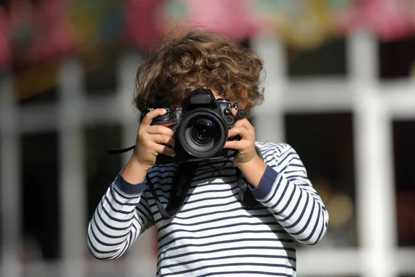 Criança Aprende Tirar Fotos Parque Com Uma Câmera Reflexa Profissional — Fotografia de Stock