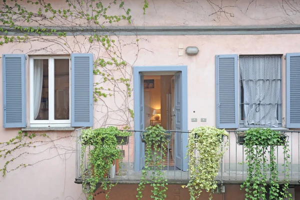 Die Fassade Eines Alten Italienischen Gebäudes Mit Balkon Und Pflanzen — Stockfoto