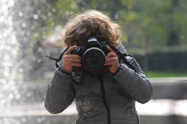 Criança Aprende Tirar Fotos Parque Com Uma Câmera Reflexa Profissional — Fotografia de Stock