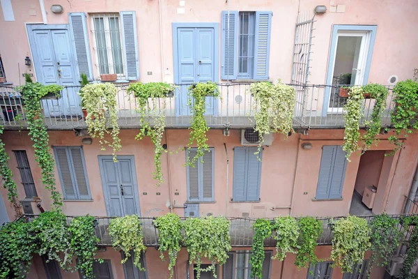 Vista Fachada Del Edificio Estilo Italiano Con Balcones Flores — Foto de Stock