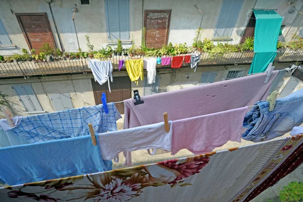 Uitzicht Oude Wijk Met Balkons Kleding Opknoping Aan Een Touw — Stockfoto