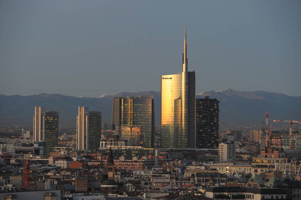Европа, Италия, Милан 15 декабря 2019 - Панорамный вид на новый горизонт города - Собор Дуомо, Галерея Витторио Эммануэле и небоскребы Unicredit Tower с горами 