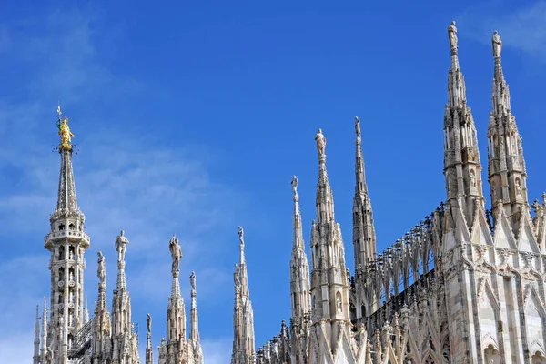 Milan, İtalya - 12 Şubat 2019: Duomo Katedrali ve Modonnina sembol of the city
