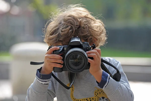 Dítě Učí Fotit Parku Profesionální Reflexní Kamerou — Stock fotografie