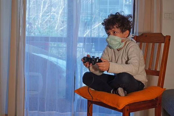 Μικρό Αγόρι Που Παίζει Ένα Βιντεοπαιχνίδι — Φωτογραφία Αρχείου