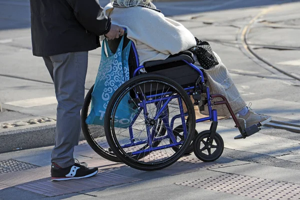 Mediolan Włochy Lutego 2019 Dama Wózku Inwalidzkim Niepełnosprawnością Przechodzi Przez — Zdjęcie stockowe