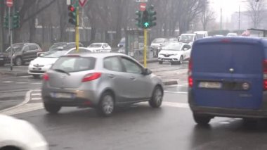 İtalya, Milan 15 Ocak 2020 - Giambellino 'da sıkışık araba trafiği ve hava kirliliği - hava kirliliği - izin verilen sınırların ötesinde - mazot arabaları için trafik bloğu