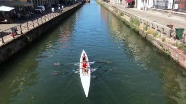 Avrupa, İtalya Nisan 2020 - Navigli Kanalları (Alzaia Naviglio Grande) 19 Coronavirüs salgını karantinası sırasında insan ve turistten yoksundu - baba ve oğul bir çöl kentinde yürüyordu.