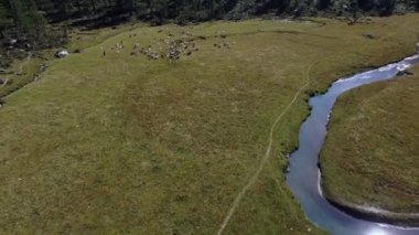 İtalya 'da konforlu evleri olan bölge manzarası.