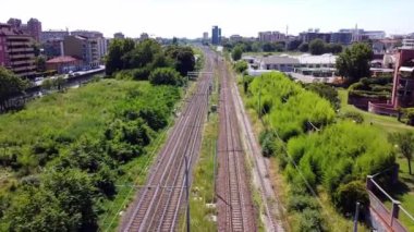 Tren raylarının insansız hava görüntüsü - Milano İtalya 'daki ilerlemekte olan demiryolunun üst görüntüsü - bir yolculuğa başladı