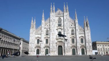 Milan, İtalya - Nisan 2020: Duomo katedralindeki boş meydan ve n-cov19 Coronavirus karantinası sırasında Vittorio Emanuele galerisi. Salgın. Çöl şehri. Piazza Duomo Boş sokaklar