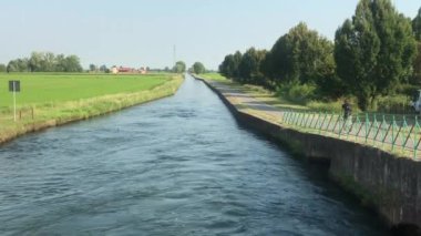 Parkta nehir ve köprü manzarası