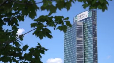 Avrupa, İtalya, Milan Temmuz 2020 - Garibaldi ilçesinde Covid-19 Coronavirus salgınının ardından gökdelenlerin (Bosco Verticale, Dikey Orman) insansız hava görüntüsü