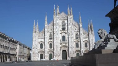 Milan, İtalya - Nisan 2020: Duomo katedralindeki boş meydan ve n-cov19 Coronavirus karantinası sırasında Vittorio Emanuele galerisi. Salgın. Çöl şehri. Piazza Duomo Boş sokaklar