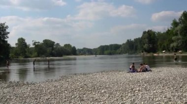 İtalya, Pavia - Mayıs 2020: 19 Coronavirüs nedeniyle karantina evi tecridi sona erdi - insanlar salgından sonra Ticino sahil nehrinde yaz tatilinin keyfini çıkarıyorlar.