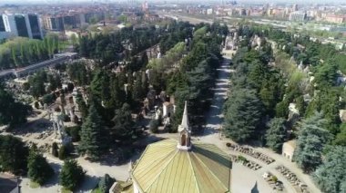 İtalya, Milano - Coronavirus salgını salgını karantina evi, kapalı mezarlık ve askıya alınmış cenaze töreni sırasında Monumental mezarlığının insansız hava görüntüsü