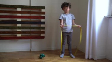 çocuk ev egzersizi yapıyor.