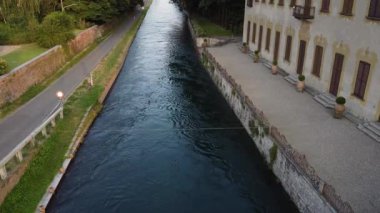 Avrupa, İtalya, Milano Temmuz 2020 - Covid-19 Coronavirus 'un kapatılmasından sonra Darsena ve Navigli kanallarının insansız hava görüntüsü