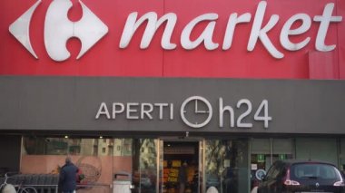 İtalya, Milan 13 Ocak 2020 - Carrefour market pazarı