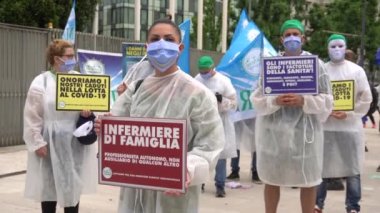 Milan, İtalya - 10 Haziran 2020: Lombardiya Bölgesi tarafından Coronavirus Covid-19 pandemik acil durumunun yanlış yönetilmesini maskeli hemşireler protesto etti ve virüs kurbanını alkışladı