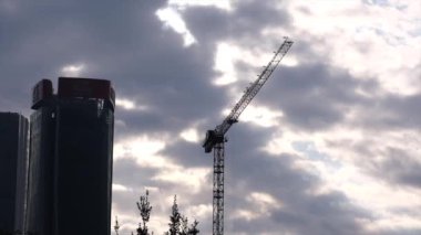 Gökdelenlerin inşası için inşaat alanında çalışan vinçler.