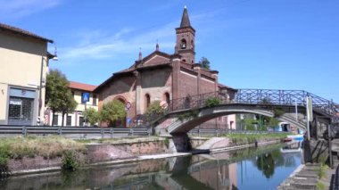 İtalya, Milan - Navigli Kanallarındaki San Cristoforo Kilisesi. Şehrin merkezinde, n-cov19 Coronavirüs salgını sırasında karantina evinde kimse yoktu.
