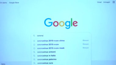 Avrupa, İtalya, Milano Eylül 2020 - bilgisayar ekranı, covid19 salgını hakkında Google kişi